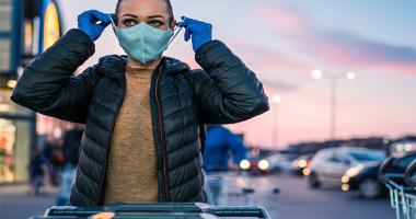 Mujer preparándose para ir de compras con máscara protectora