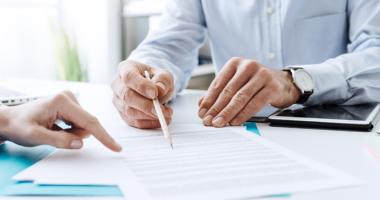 personas viendo papeles de seguro