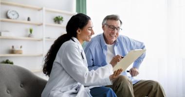 Adulto mayor recibe atención médica 