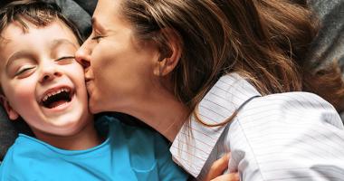Banner contexto, mamá besando a su hijo 