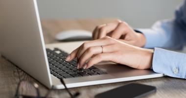 Agente de seguros trabajando en la protección de datos
