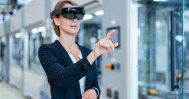 mujer probando realidad virtual