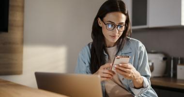 Agente de seguros usando redes sociales