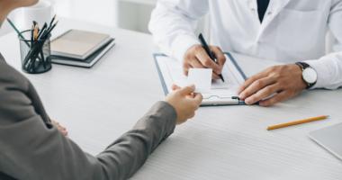 Tendencias en seguros de salud: innovaciones y cambios regulatorios que marcarán el futuro      https://stock.adobe.com/images/cropped-image-of-patient-giving-id-card-to-doctor-to-fill-insurance-claim-form-in-clinic/220220414?prev_url=detail    ALT: Mujer hace reclamación de seguro de salud   En los últimos años, el sector de los seguros de salud ha enfrentado una transformación acelerada impulsada por avances tecnológicos, nuevas expectativas de los usuarios y cambios significativos en las políticas públic