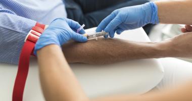 Persona haciéndose un análisis de sangre para ver sus valores de VCM.