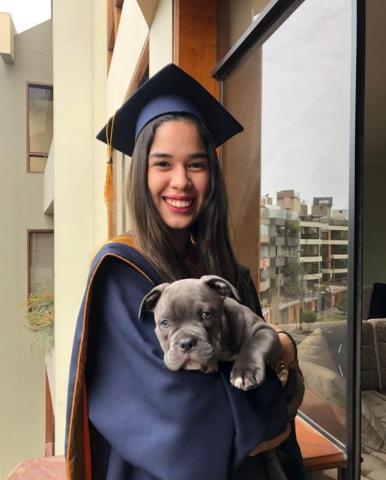 Milagros en su grado, con su pequeño cachorro.