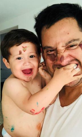 Christian Hernani Ponce de León con su hijo.