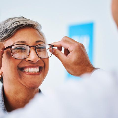 Mujer probándose unos lentes de ojos.
