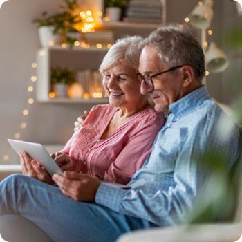 Pareja de adultos mayores.